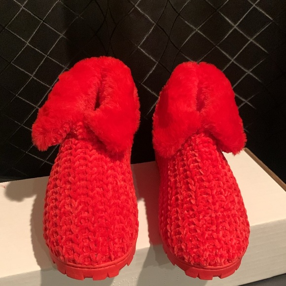 RED SOFT AND FUZZY SLIPPER BOOTIES 
(New Without Tags) - Picture 7 of 14